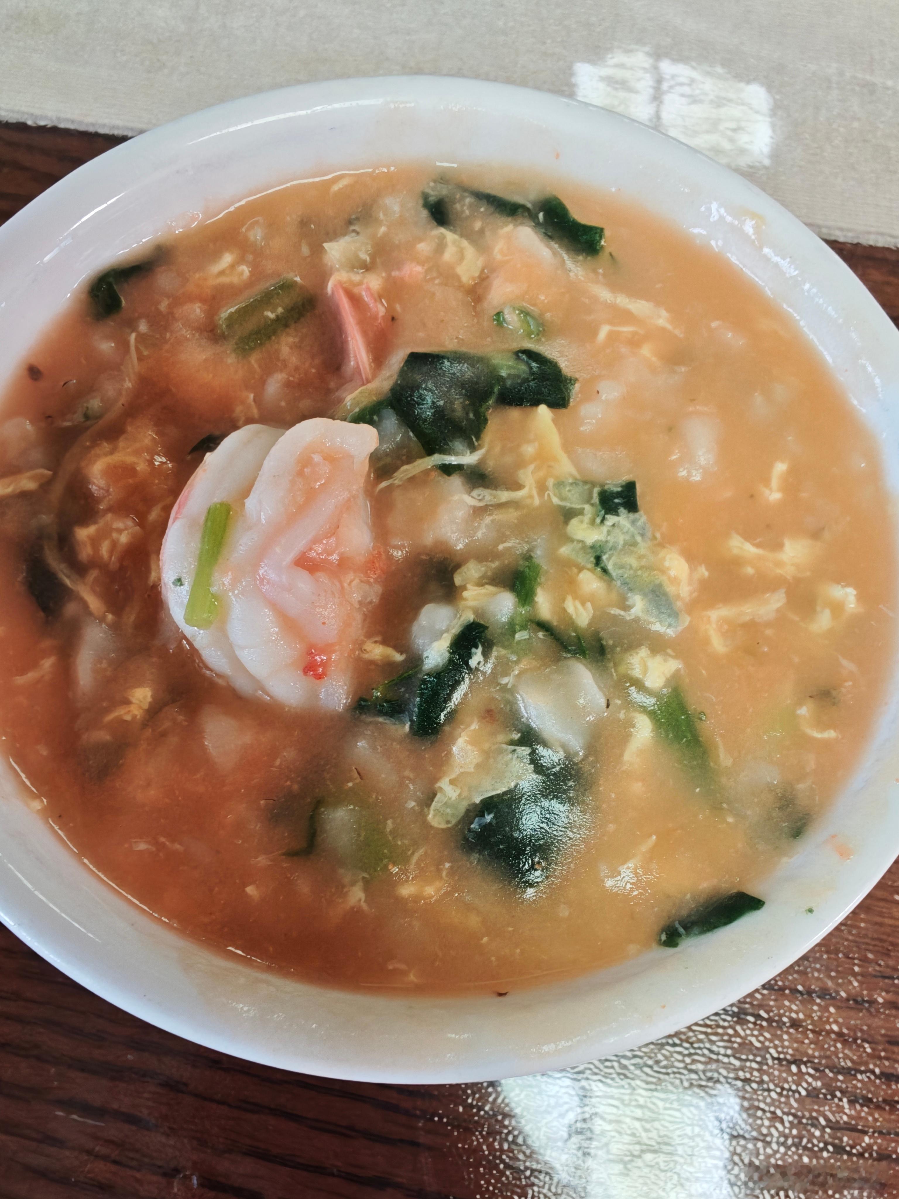 生活手记一边等巴威，一边做饭。今日午饭～黑猪肉小笼包，凉拌牛肉，海鲜疙瘩汤。家