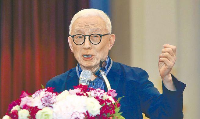蓝委翁晓玲曾在脸书发文指称，联电前董事长曹兴诚和已故清大前校长沉君山下围棋，并承