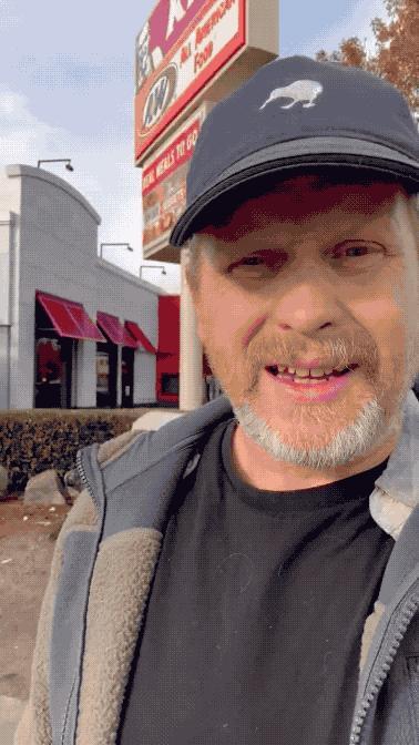 非洲女人润到美国：只能在大街上住狗窝！美国人在俄勒冈的波特兰拍摄到的大街上的奇景