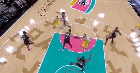 文班亚马，拍板大帽东契奇！这球是真没办法，东契奇在空中躲过了哈珀和卡斯尔的封