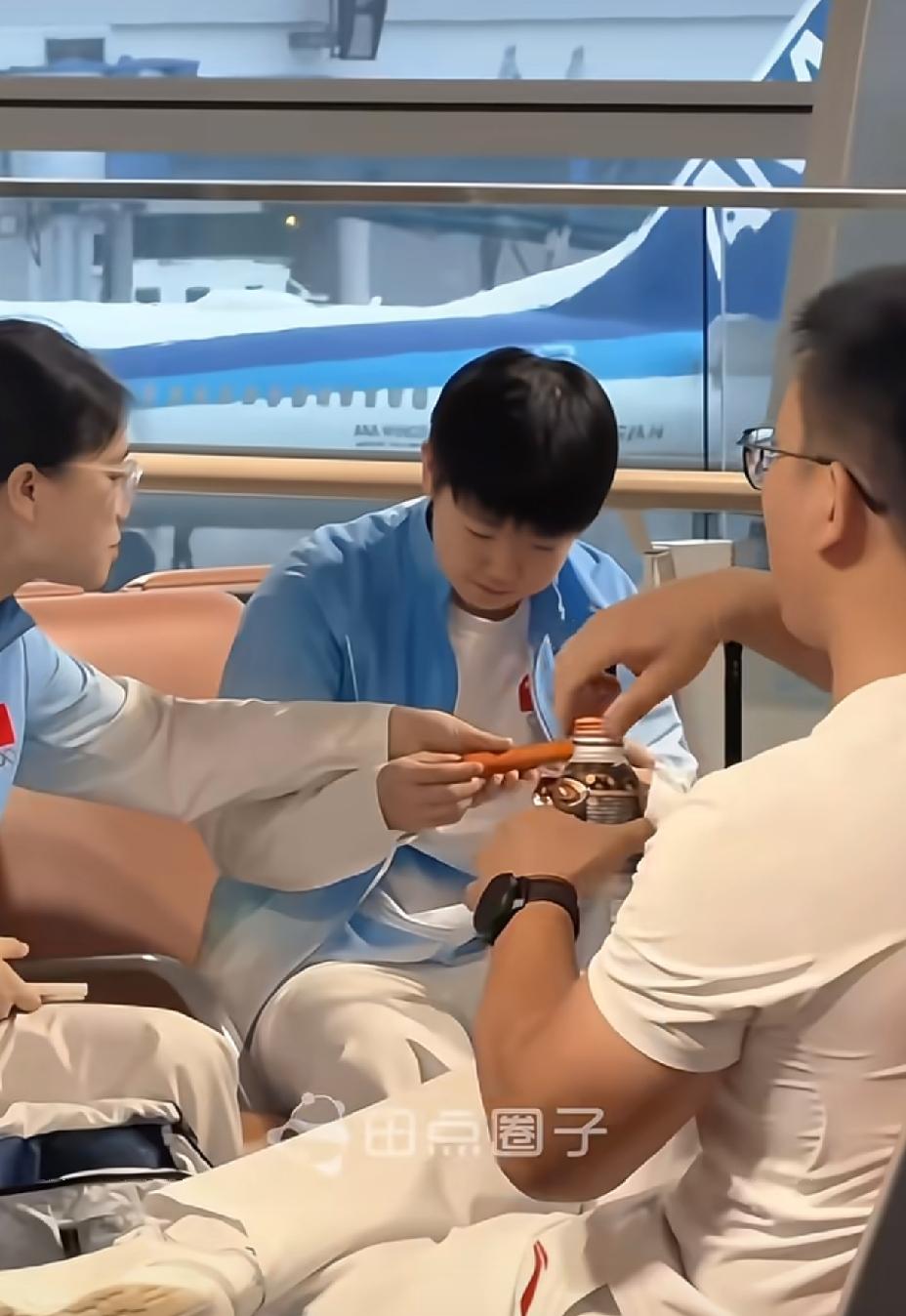 哈哈，莎莎一天怎么这么可爱，“暴力莎”上线，“徒手”拧火腿肠。莎莎表示“我