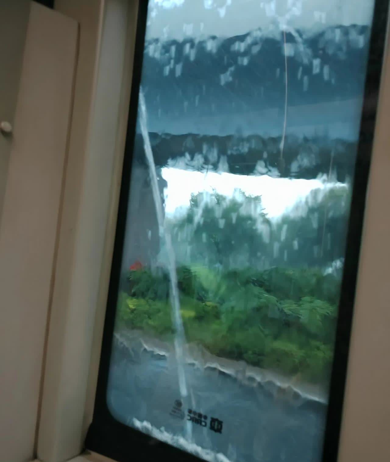 宁波人这会外出注意安全，刚回到宁波，这大暴雨说下就下，上午还是风和日丽的天气。这