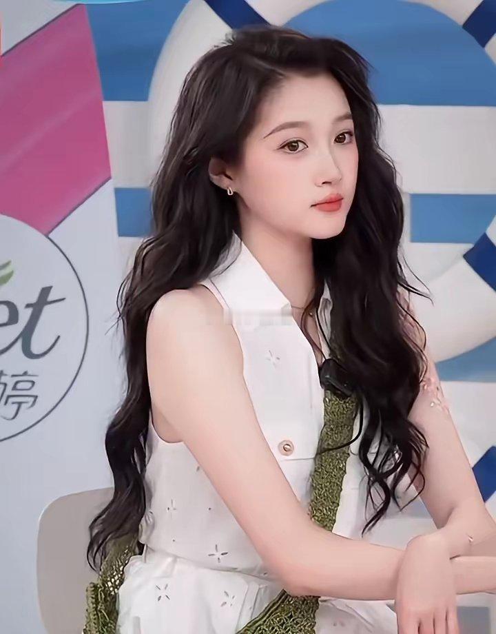 别猜了，鹿晗关晓彤最大的秘密，根本不是分没分手。2017年，他一条微博官宣炸翻全