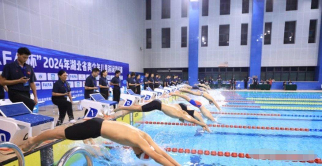 10岁霍中曦破香港游泳纪录！32秒15惊艳全网，郭晶晶的特殊训练法吵翻了跳