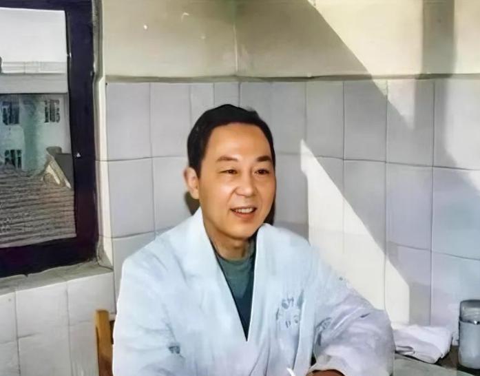 1970年，徐州一主任医生趁妻子不在，偷偷服用了4克毒性极强的曼陀罗花，所有人都