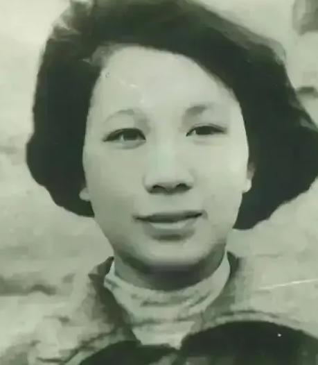 1949年，渣滓洞大屠杀，枪响之前盛国玉就提前倒在地上装死，哪想到后来特务进来挨
