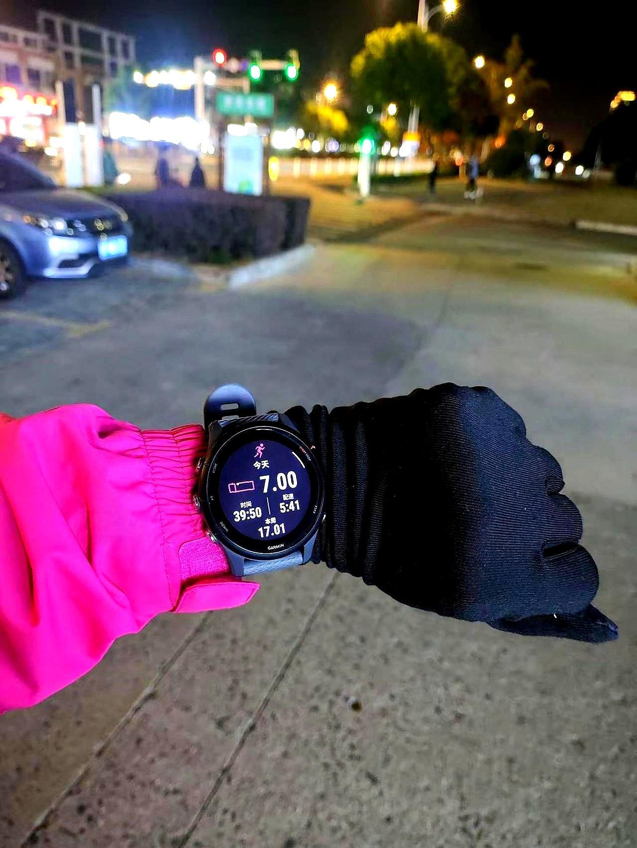 跑步6年，跑量比不过别人，配速比不过别人。他专挑大伙都睡下的点儿出门，一