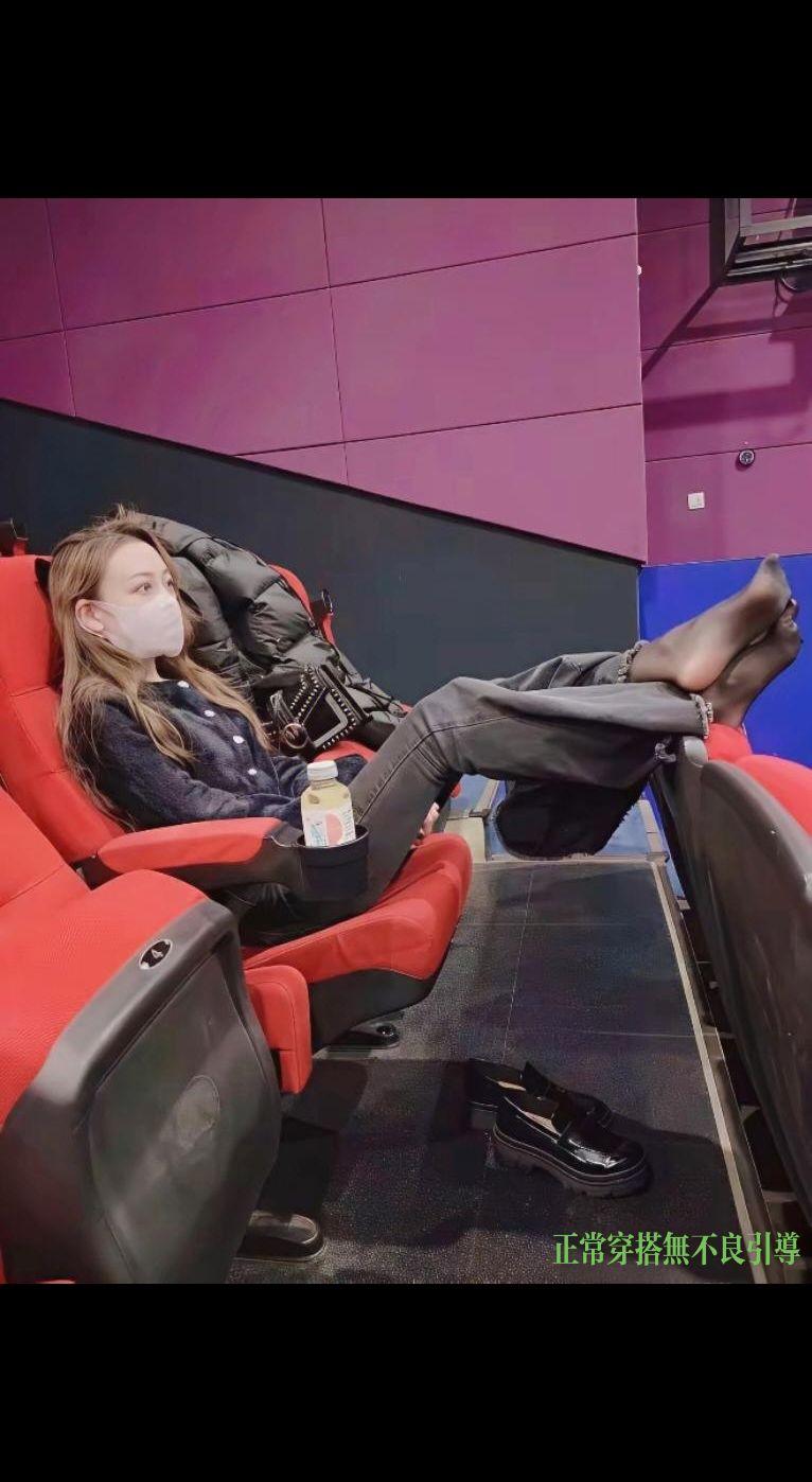 她不穿鞋，我应该怎么治治这种现象😕