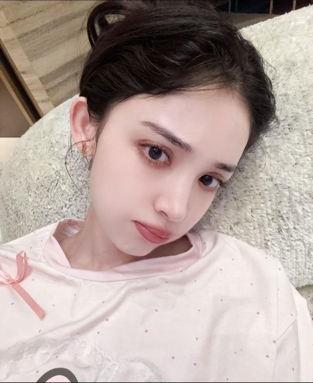 今日份更新。最新娜扎来了，是分享日常风的美女