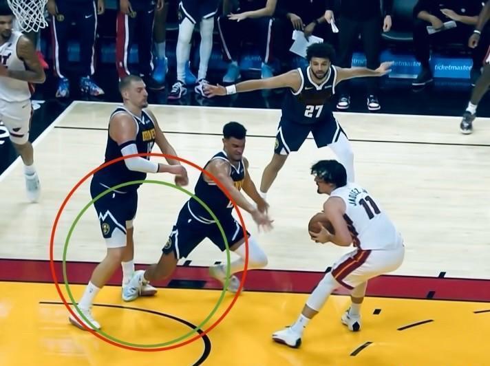 最锋利的刀，往往来自你毫无防备的身后。掘金的训练场上，新上位的年轻前锋肯扬·琼