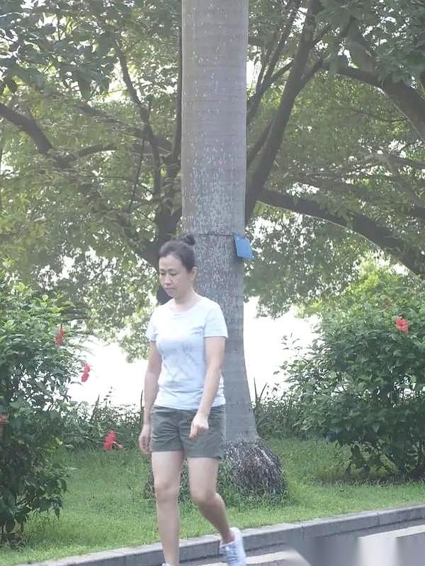 一个镜头，对准了一个正在晨跑的姑娘。就因为她没穿运动内衣，汗水浸湿了T恤。然