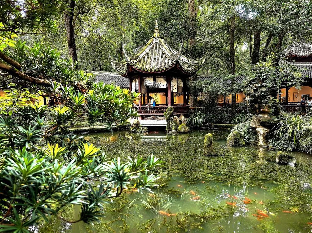 “穷不走亲，富不还乡。”因为穷人哪怕把自己舍不得买，最珍贵的礼物送给富人，富人还