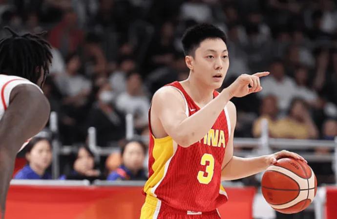 没想到中国男篮大胜三位国家队老人却被球迷打低分！第一位是胡明轩，连着两场状态都