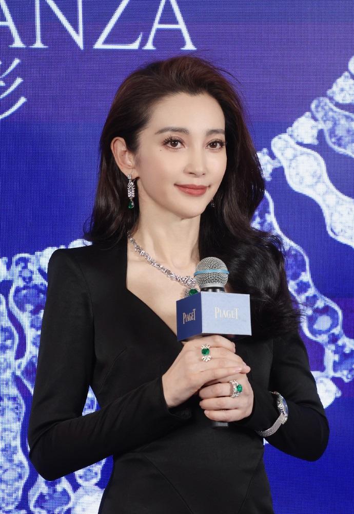 今天李冰冰在出席时尚活动的时候搭配了一身黑色的修身裙，看起来特别的漂亮。李冰