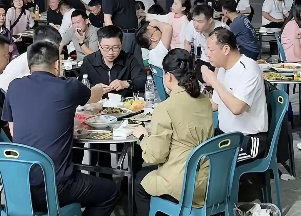 一个烧烤店老板，关门停业一星期，亏了近两万块钱。回来后生意反倒翻了五六倍。市委书