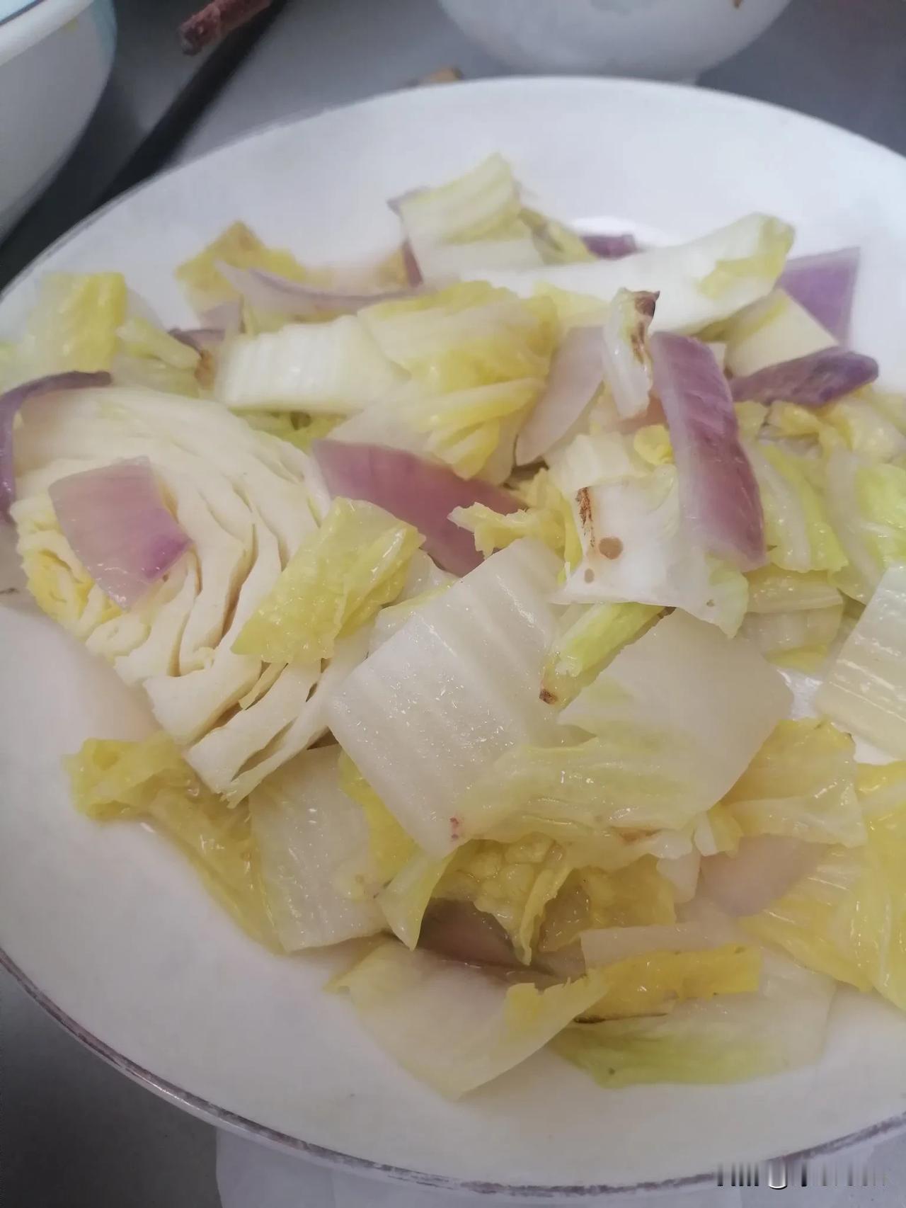 在一起这么多年，他都摸不着我脾气。昨天，我感冒发烧了，但是，还是我洗碗，这是我要