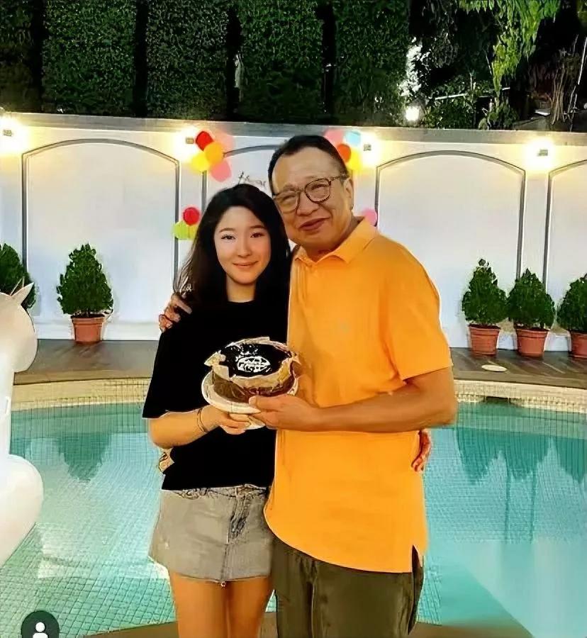 49岁当爸的许绍雄，最怕啥？不是女儿没出息，是她皱眉头。去年许惠菁要在新