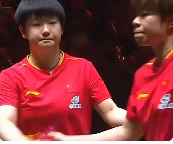 孙颖莎摔倒后立马起身，这股拼劲太动人！孙颖莎赛场摔倒，不是意外失误，也不是
