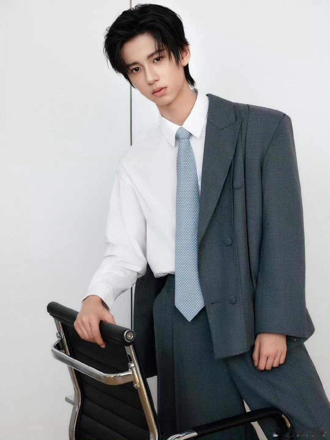 林子烨宋威龙张凌赫最权威的幼年体网友的“最权威幼年体”认证太绝了！林子烨这眉