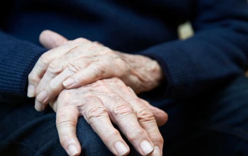医生提醒：老人手抖，不一定是帕金森很多老人发现自己手开始发抖，第一反应就