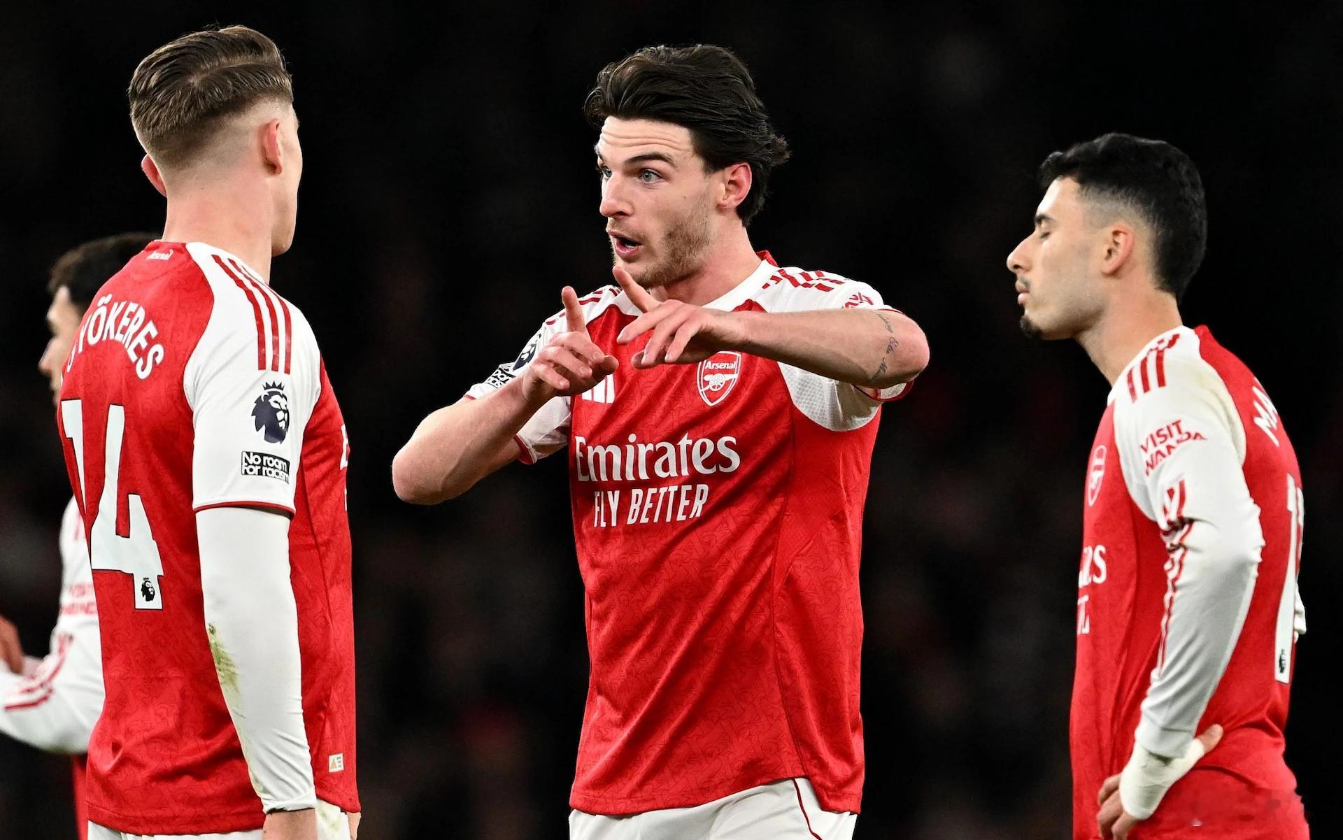 阿森纳阿森纳球员在庆祝绝杀进球的时候，莱斯就已经很愤怒了，他肯定是这么想的，踢