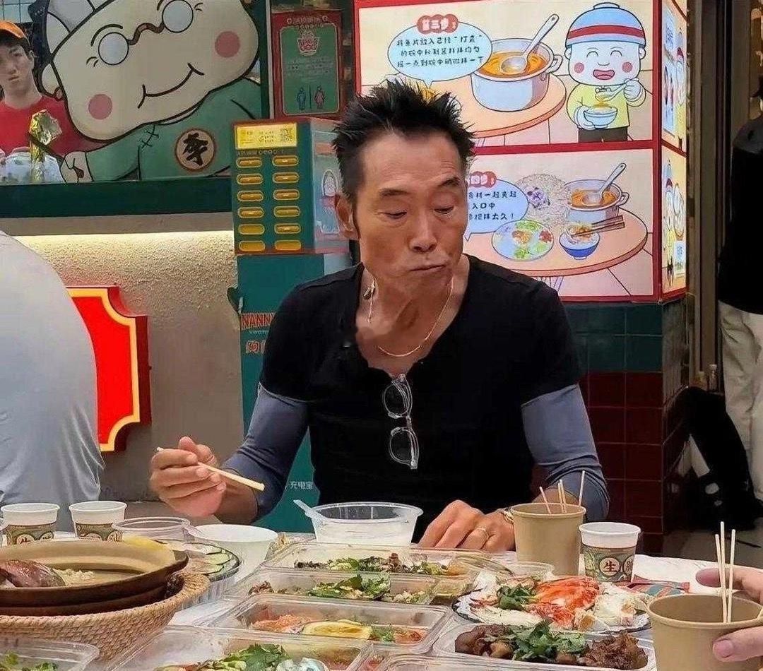 这大哥工作餐也太丰盛了