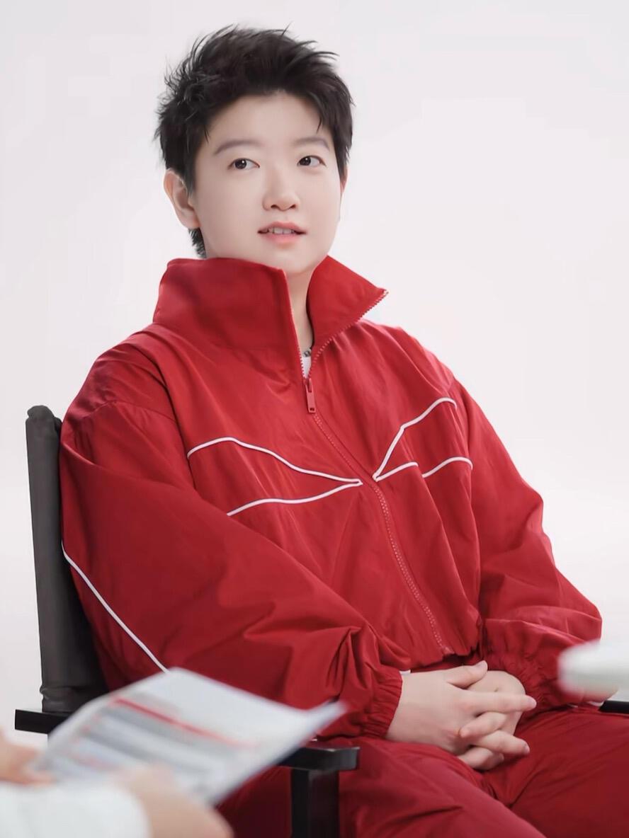 孙颖莎一身大红色运动服，太白了，搭配，莎莎还说今年玩点新的，今年不一样！202