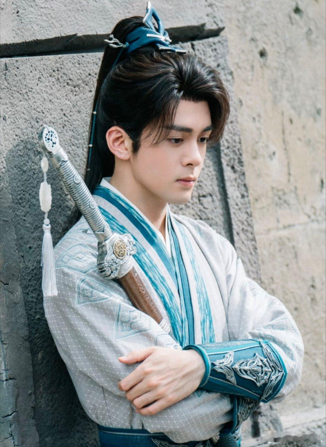 1、庄达菲跟赵又廷合作的《生而有翼》九月杀青没多久，这部剧爱奇艺的投资还是蛮不错