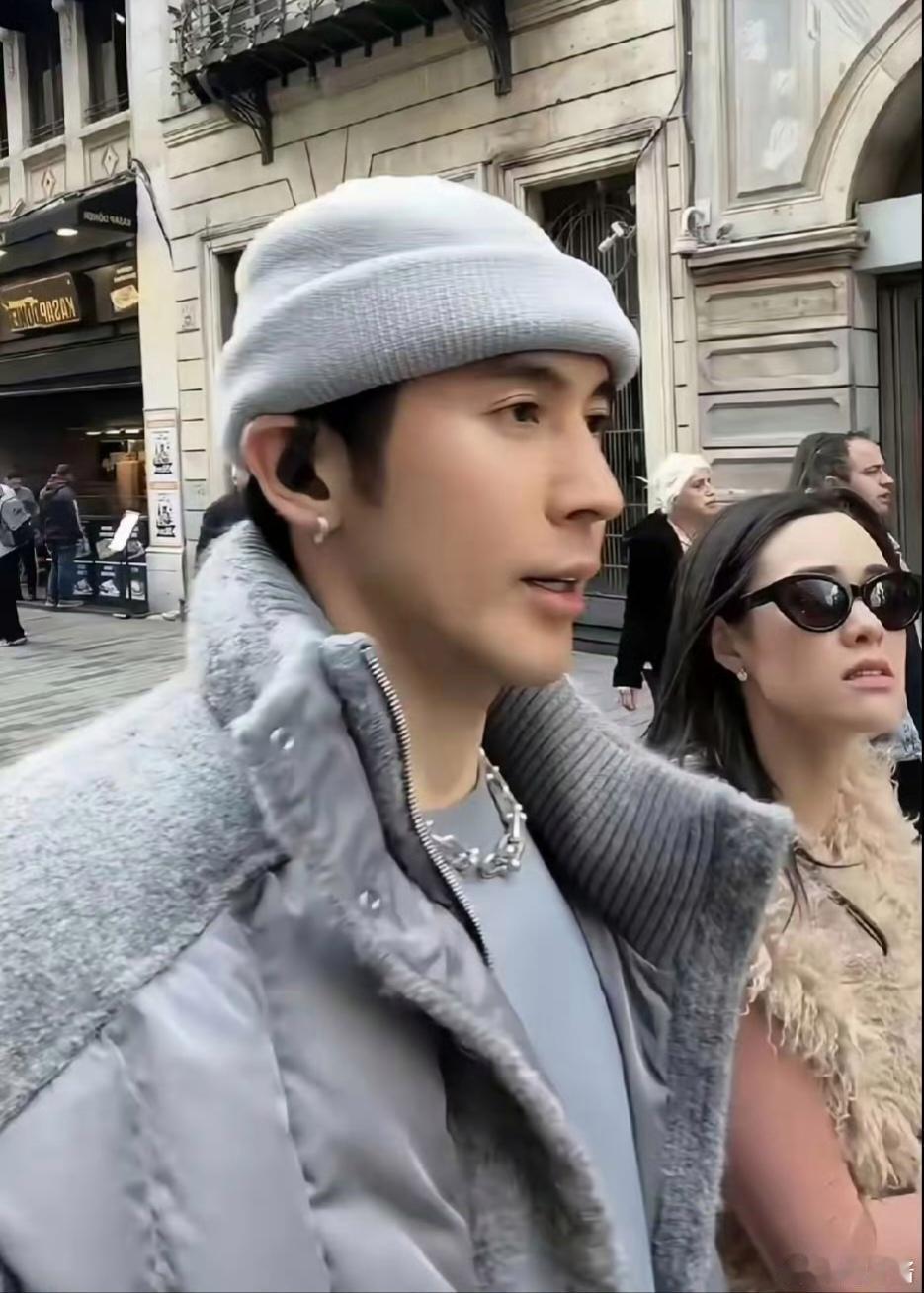 钟丽缇大女儿张敏钧携继父张伦硕游玩土耳其，父女同框似同辈颜值吸睛