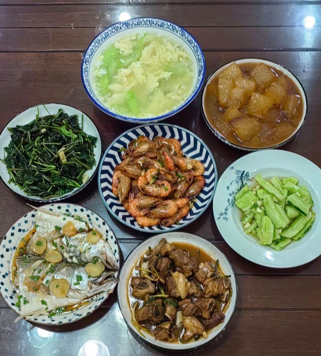 表嫂是浙江人，嫁过来多年，还保持着江南的饮食喜好。日常三餐偏爱鱼虾蟹，口味清