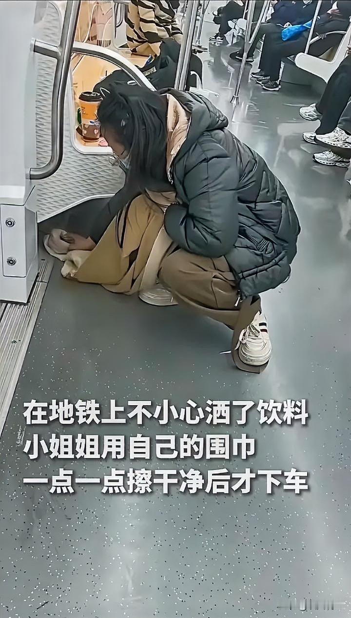 江苏苏州，一女孩独自乘地铁回家，不料，女孩不小心把喝的饮料撒在座位上，就在她手足