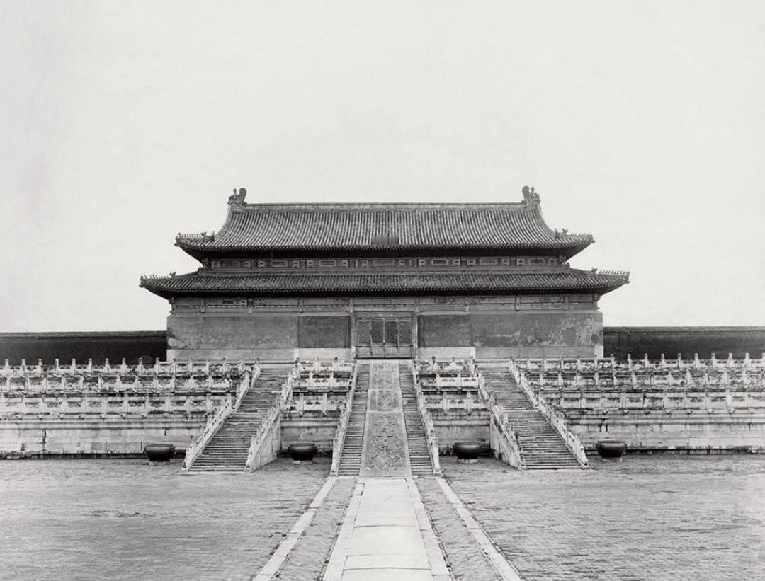 很多人都有一个疑问：同样是皇家重地，当年英法联军为何只烧圆明园，却放过了故宫？其