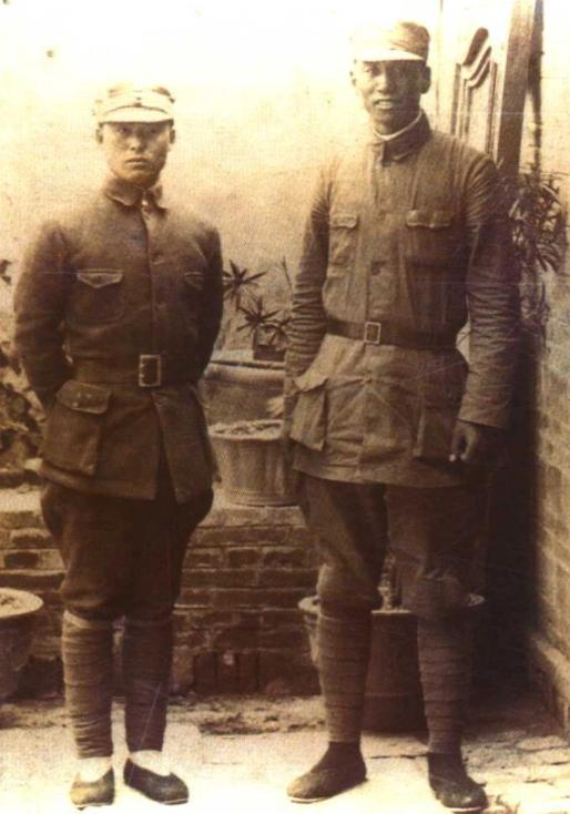 1947年，国民党一个中将副司令被俘，却看解放军的纵队司令，竟是自己的老部下，心