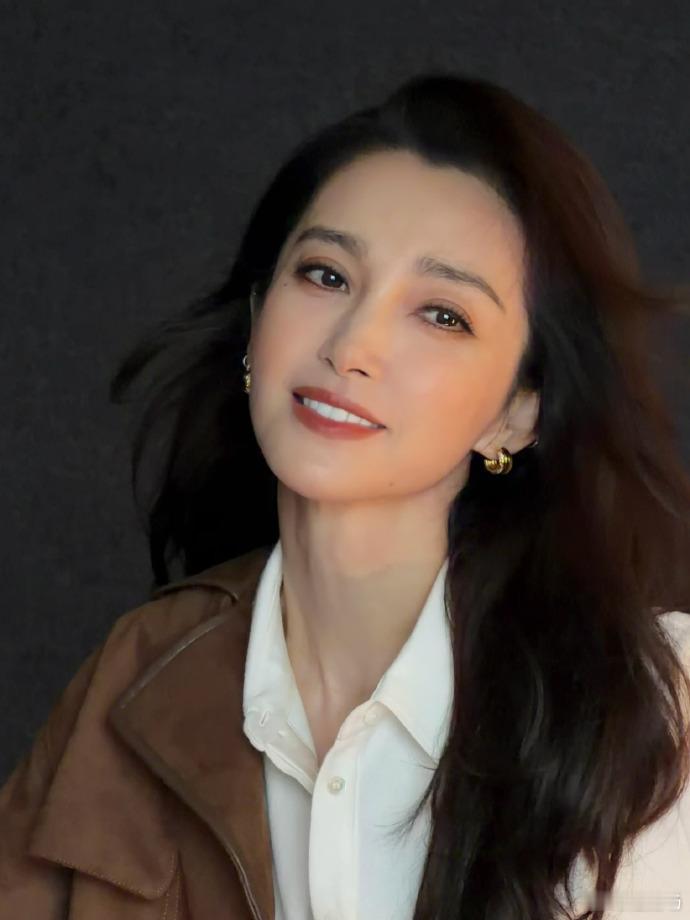 李冰冰状态免检真的很喜欢李冰冰现在的状态，不疾不徐、松弛自在。不用跟风潮流，不