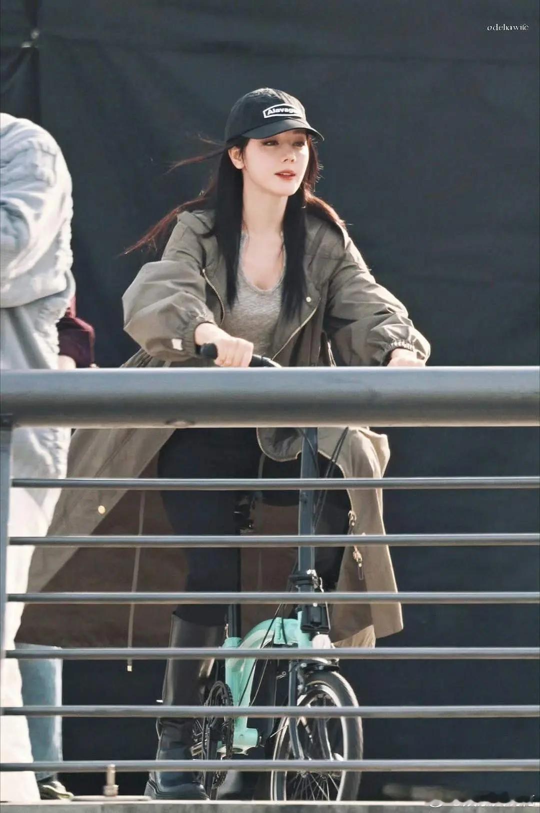 迪丽热巴路透棒球帽、风衣骑自行车这简直就是女大[笑着哭][墨镜]​​​