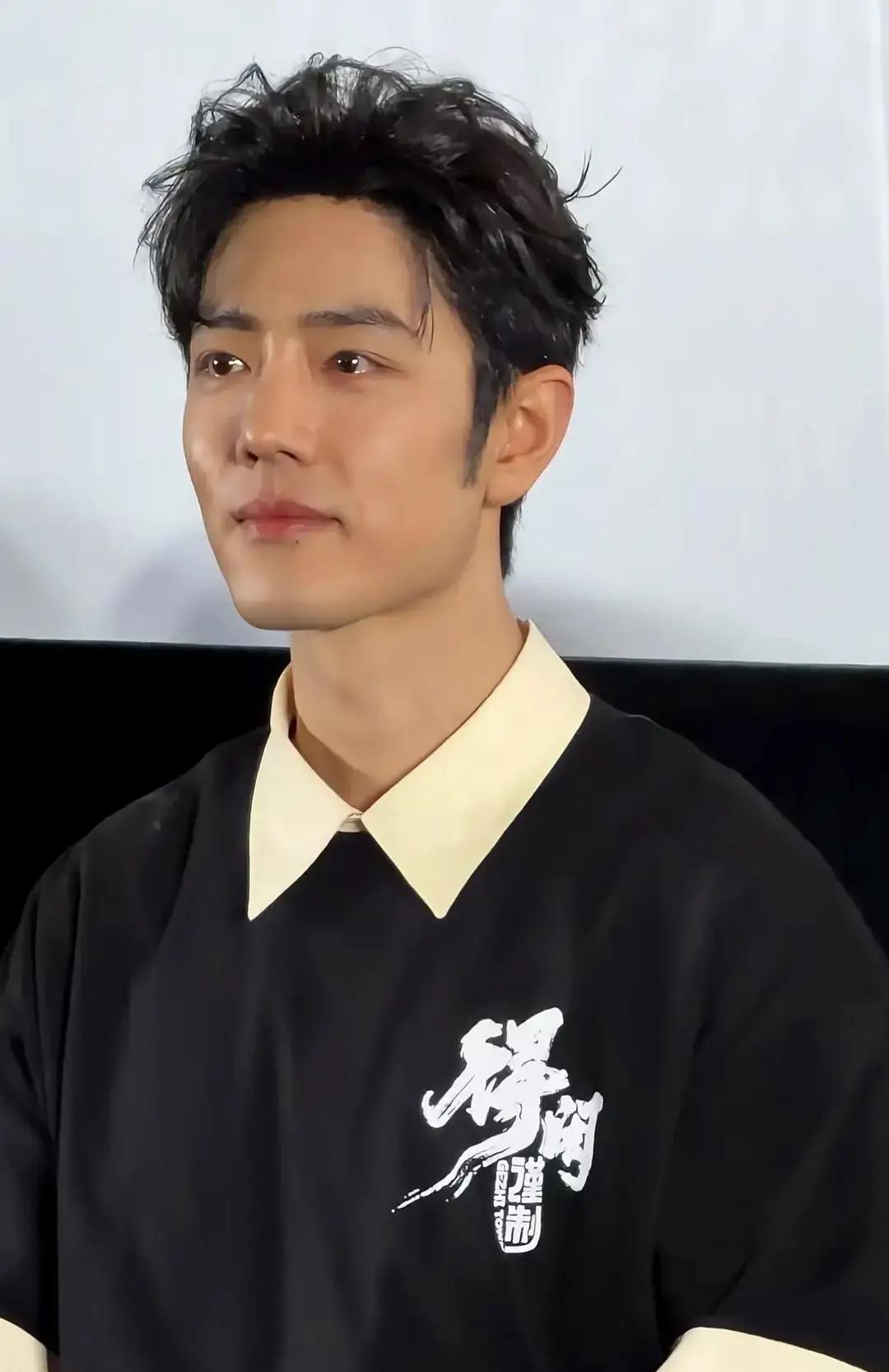 顶流男星突然在首映礼上背对观众，肩膀颤抖。全场静默。只因台下有人聊了句“家人