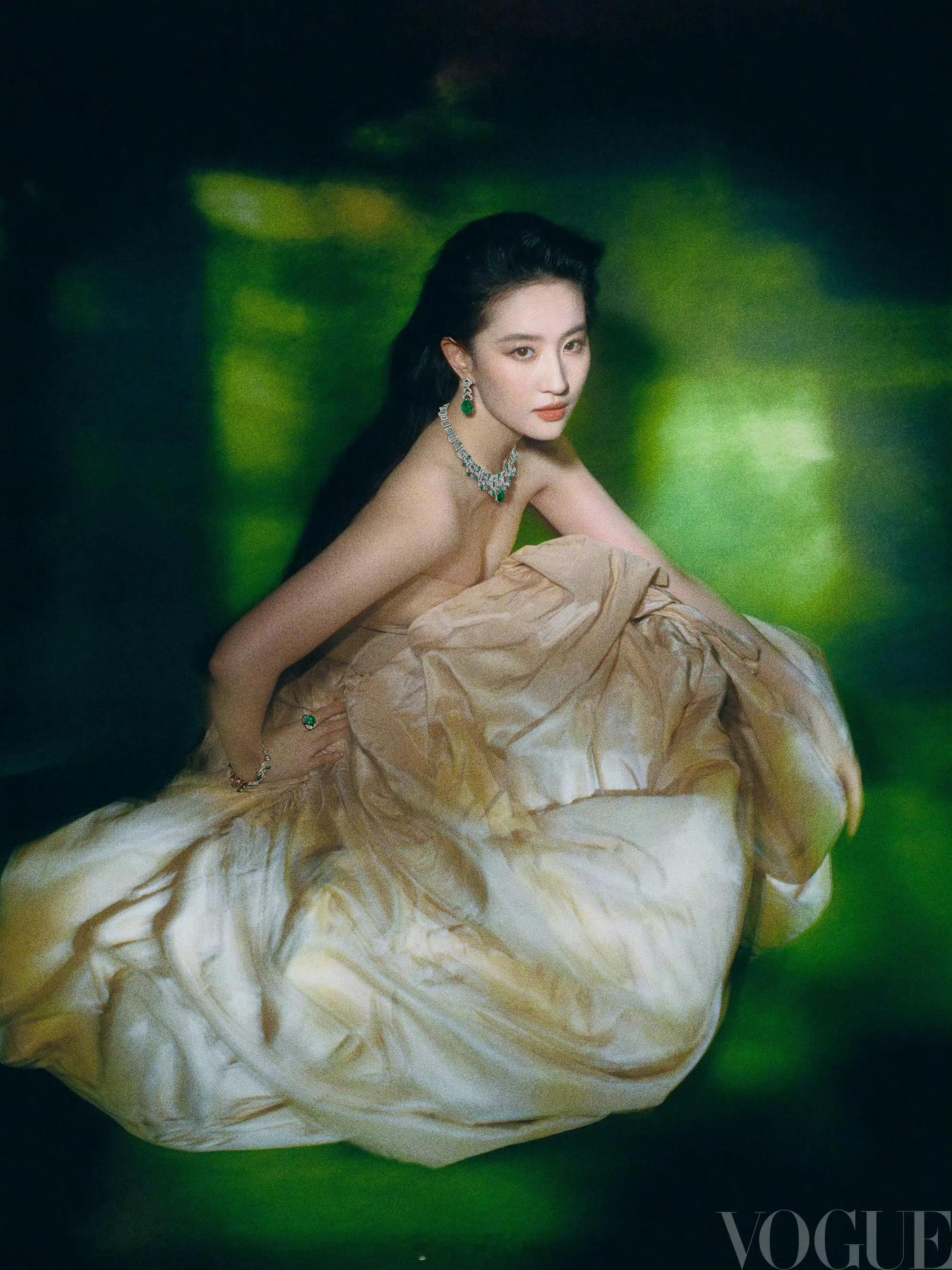 刘亦菲VOGUE单人封菲皇驾到！！刘亦菲连续4年登封五大金九，连续2年登封VOG