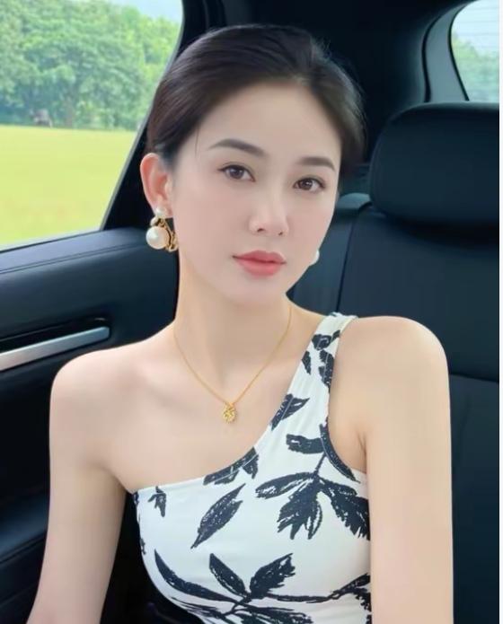 这女的真漂亮！说是42岁还没有找到对象，至今未婚，我真的不太相信，咋看上去像是2