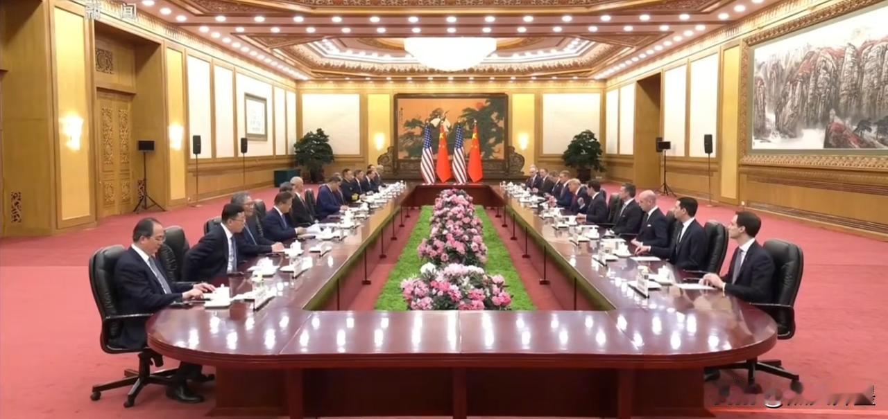 这样的座次有什么讲究？两场会谈，我方都是主场，也是主方，对方是客人也是客场，但