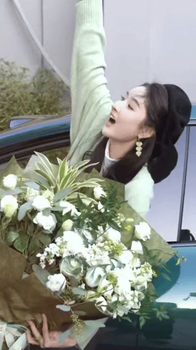 刘亦菲王玉雯同款哇哦！刘亦菲王玉雯同款唉！咱就是说这追星追的我都羡慕啦～王玉雯提