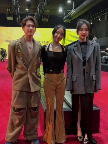 杨紫穿那裙子本来好看，可一加外套，感觉身材比例像五五分了，有点可惜呀！[灵光一闪