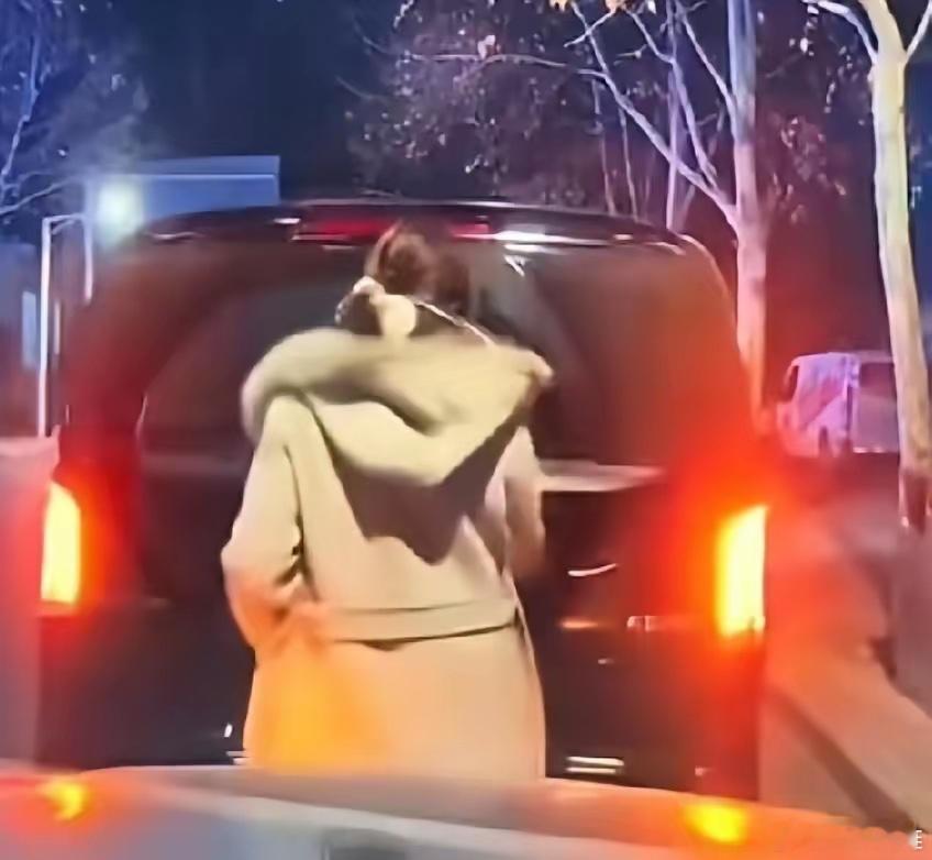 “换衣姐”火了，本来是一场普通的追尾事故。这下好了，警服+奔驰，buff叠满，好