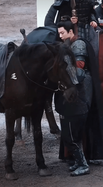 我的老天奶刘宇宁脚丫子骨折上马都不用踩箱子