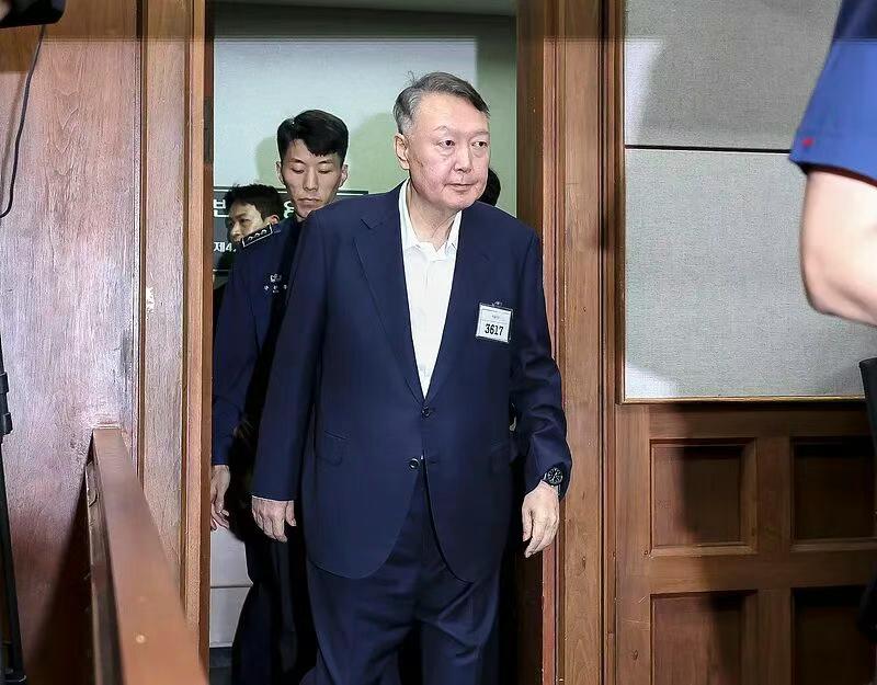 尹锡悦想换个大房子，他说自己被捕后在6平米牢房生活艰难，对自己的身体健康极为不利