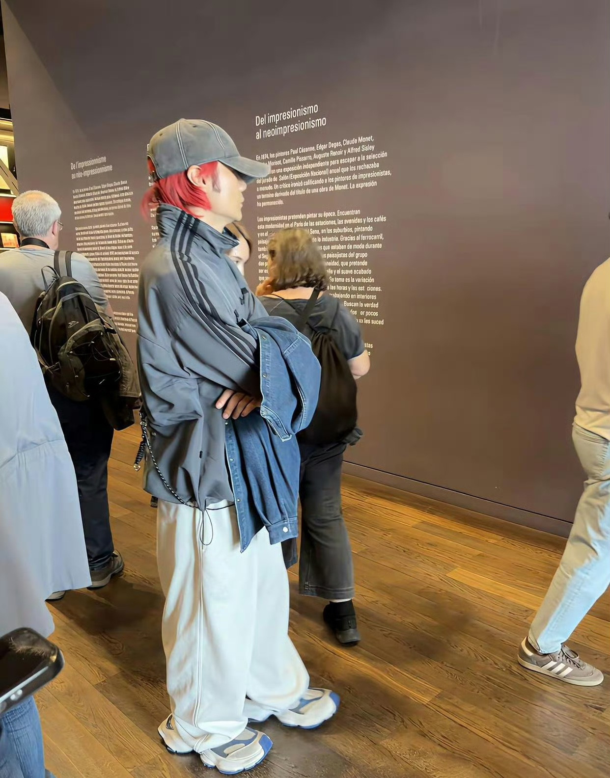 43岁的杨丞琳和丈夫李荣浩在巴黎逛艺术展时被路人撞见，两人的穿搭新潮又吸睛。杨丞琳全程挽着老公的胳膊