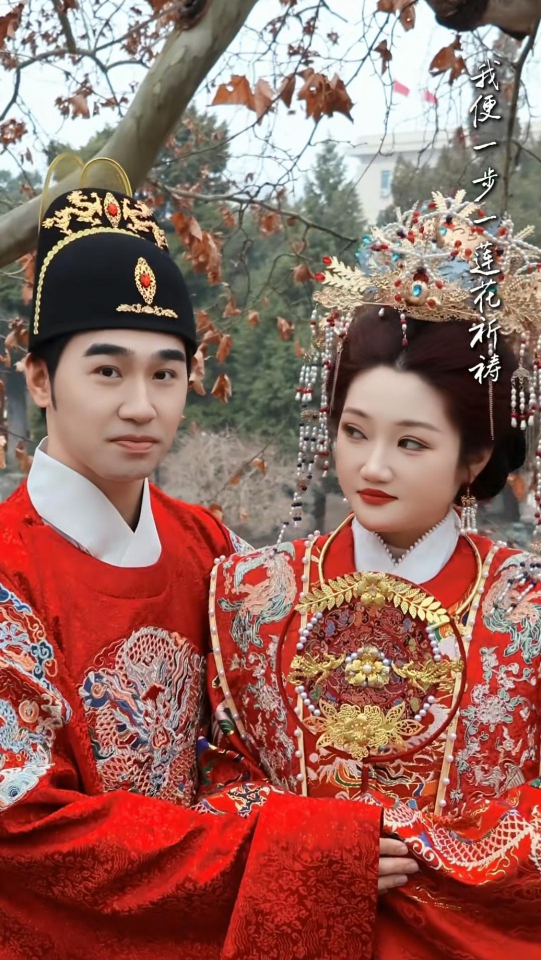 侍卫和贵妃的爱情故事。前国乒队员闫安元宵节晒出和老婆新拍的古装视频，别说闫安的