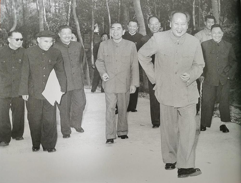 1960年老照片，毛主席笑得很开心，邓小平拄拐杖，林彪拿着文件今天来介绍一张十