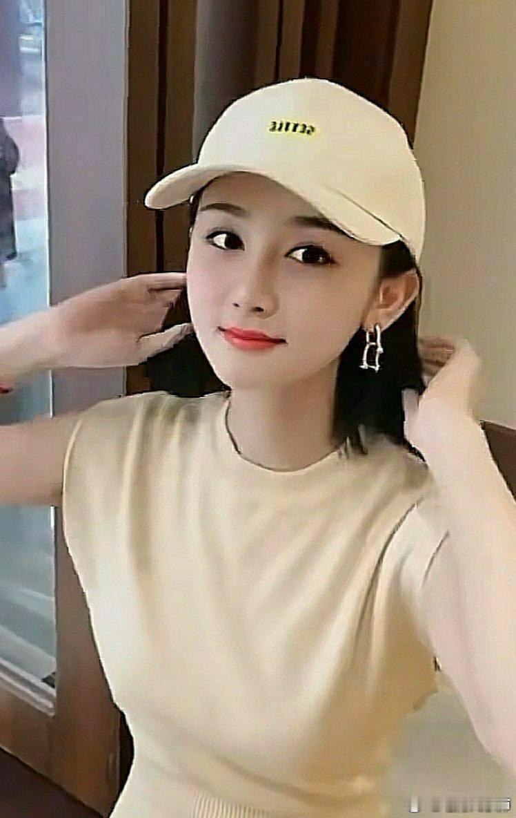 女性婚姻迟缓的八字特点：1、无官星八字中没有官星，先天与丈夫的缘份薄，只有等待大