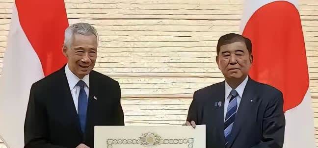 在临近93阅兵这个关键节点上，接受日本勋章的李显龙，中国以后不会再待见他了。再有