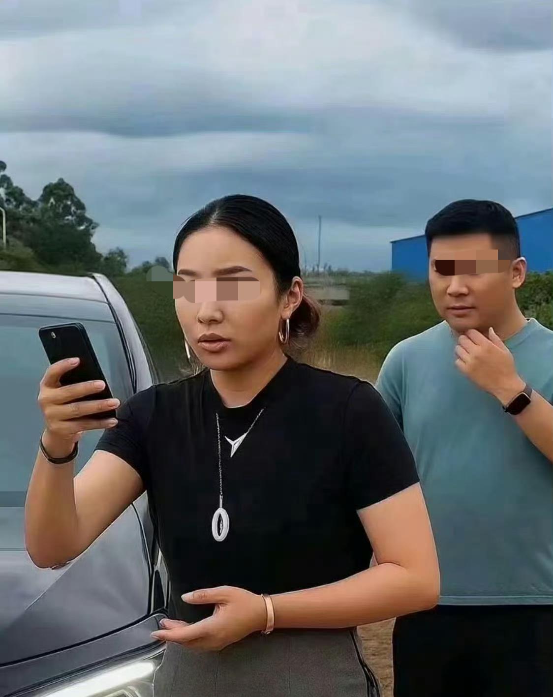 人民网评论“奔驰女司机亮证事件”：舆论想听的不是“她不是谁”，而是“她是谁”。